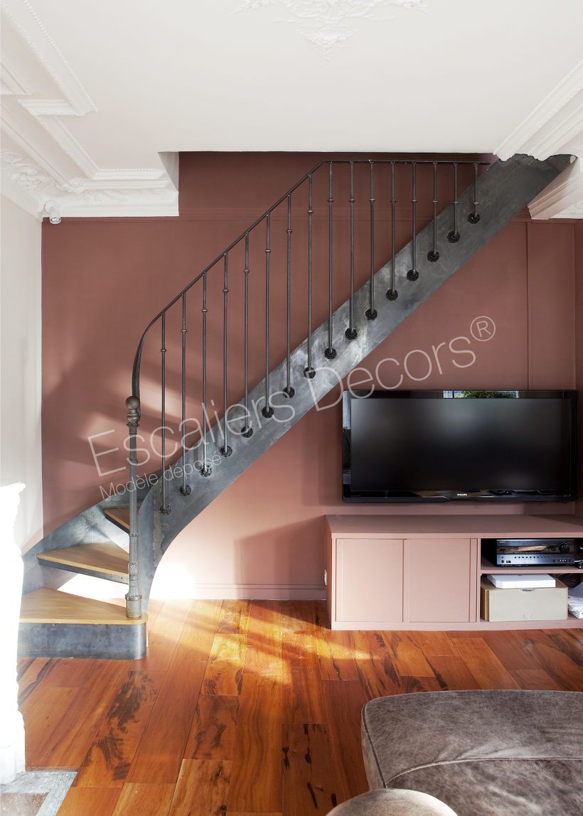 Photo DT99 - ESCA'DROIT® 1/4 Tournant Bas sans contremarches. Escalier intérieur balancé métal et bois style 'bistrot' pour une décoration classique. Vue 2